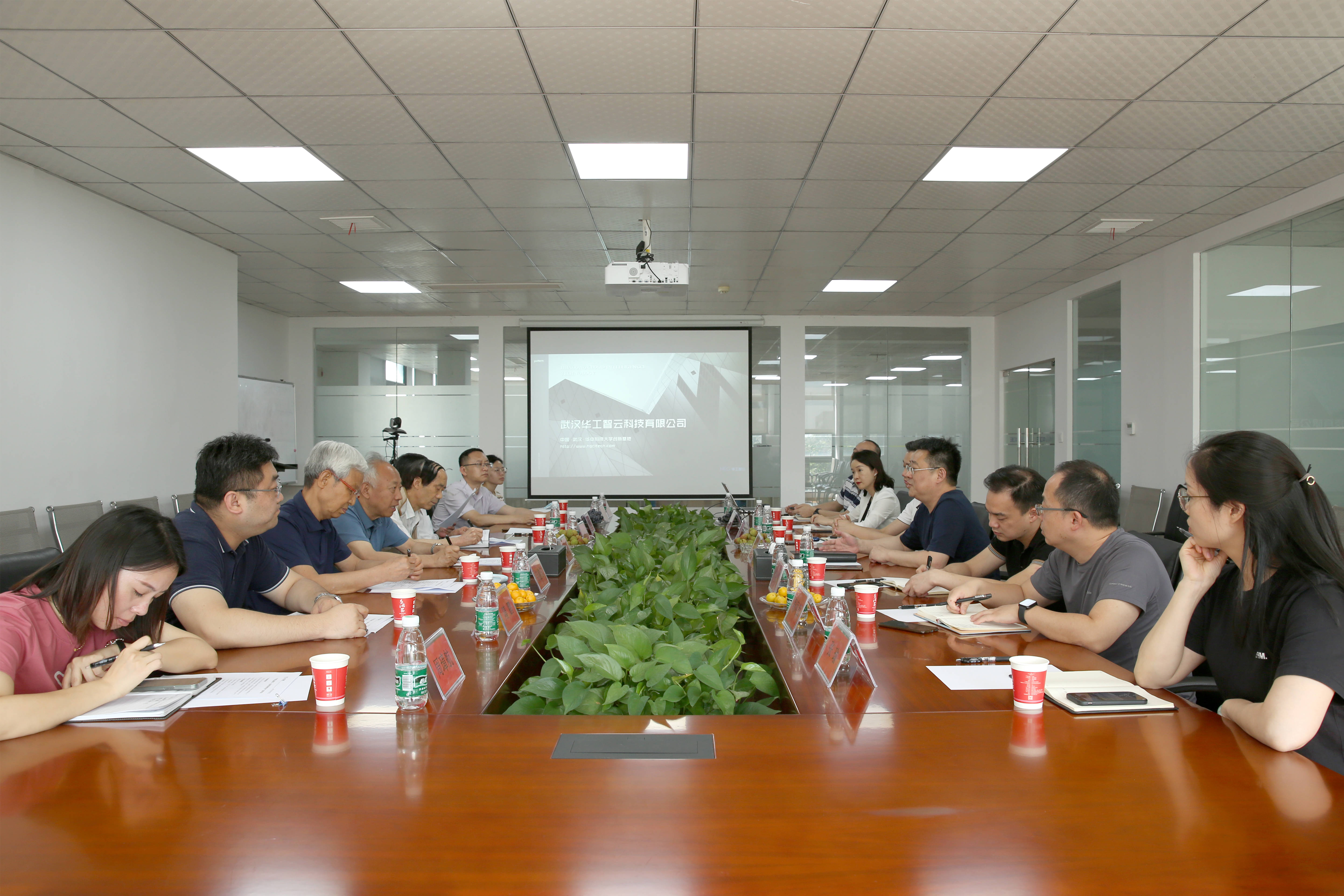 武汉市关工委领导一行莅临欧付宝欧付参观考察指导工作 